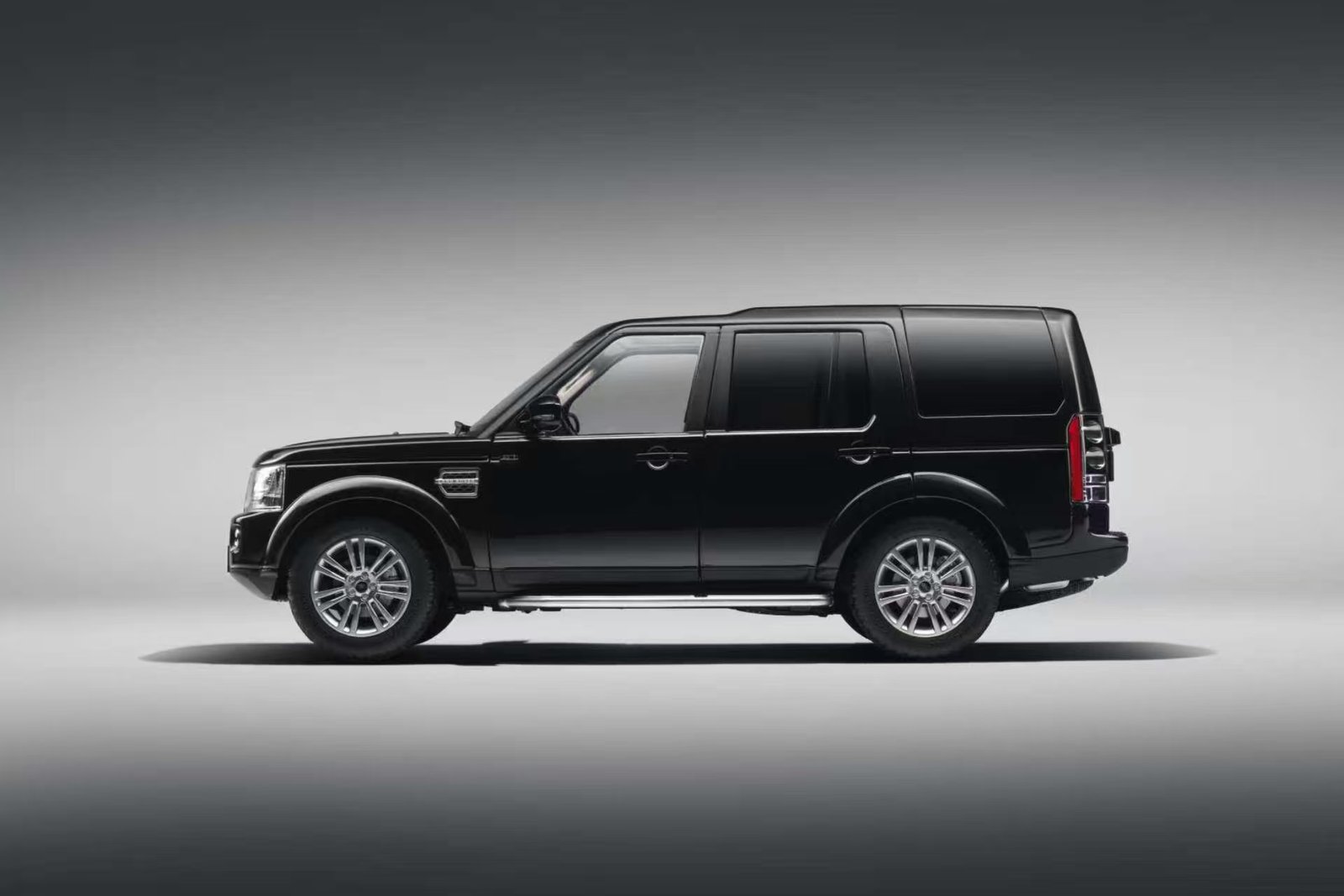 Land Rover Discovery 4 1:18 – Metallic Black საკოლექციო მოდელი ხედი 2