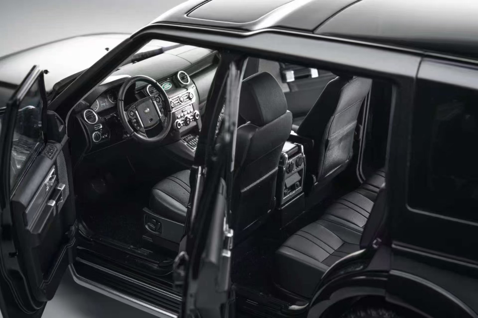 Land Rover Discovery 4 1:18 – Metallic Black საკოლექციო მოდელი ხედი 5