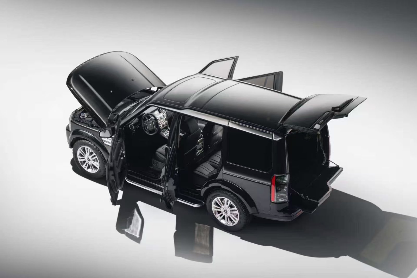Land Rover Discovery 4 1:18 – Metallic Black საკოლექციო მოდელი ხედი 6