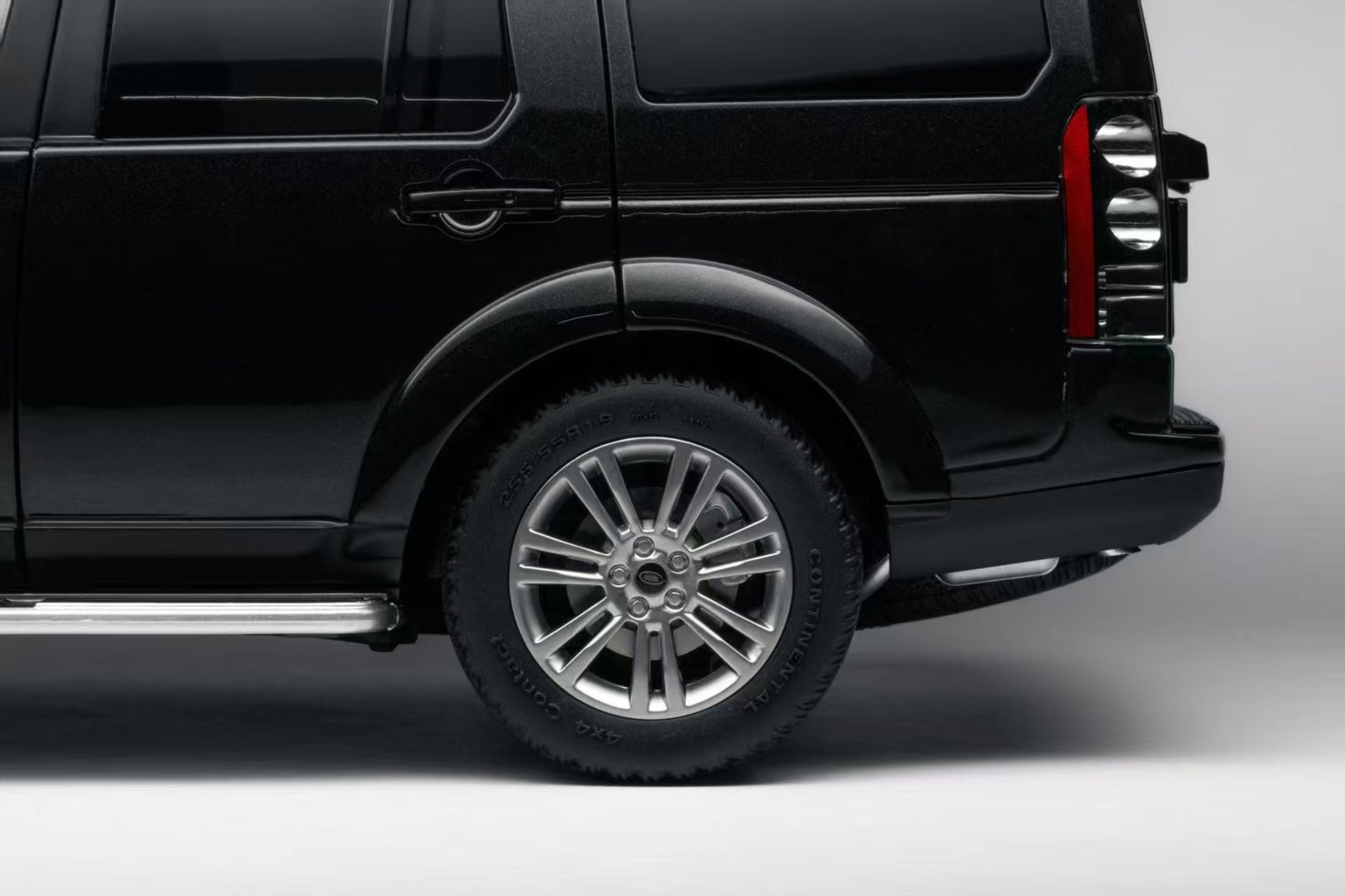 Land Rover Discovery 4 1:18 – Metallic Black საკოლექციო მოდელი ხედი 9