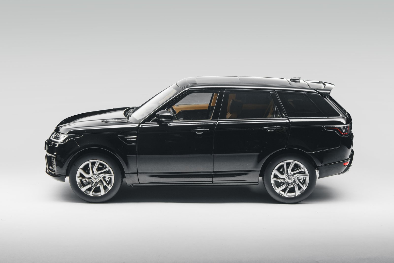 Range Rover Sport 1:18 – Metallic Black საკოლექციო მოდელი ხედი 3
