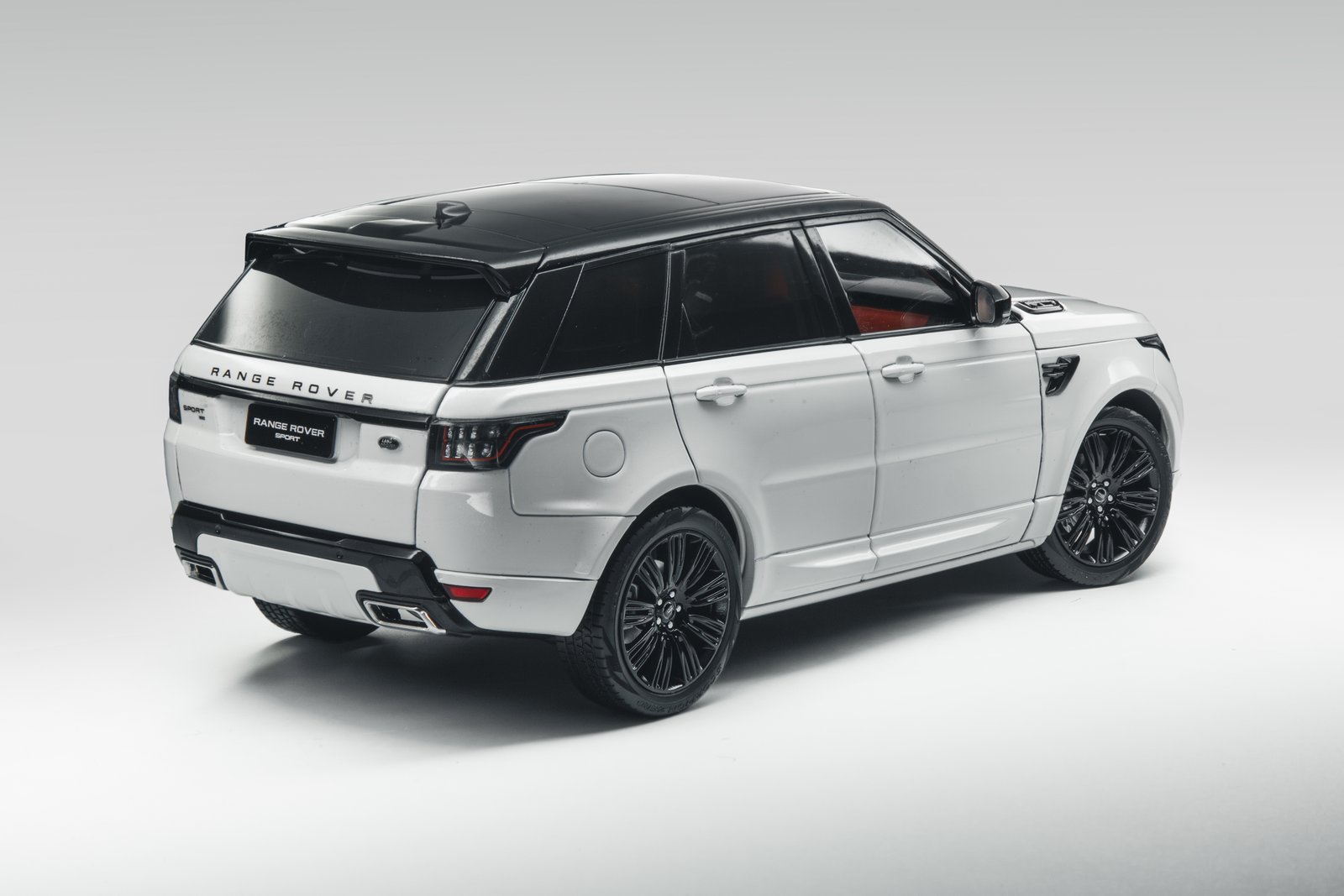 Range Rover Sport 1:18 – Metallic White საკოლექციო მოდელი view 2