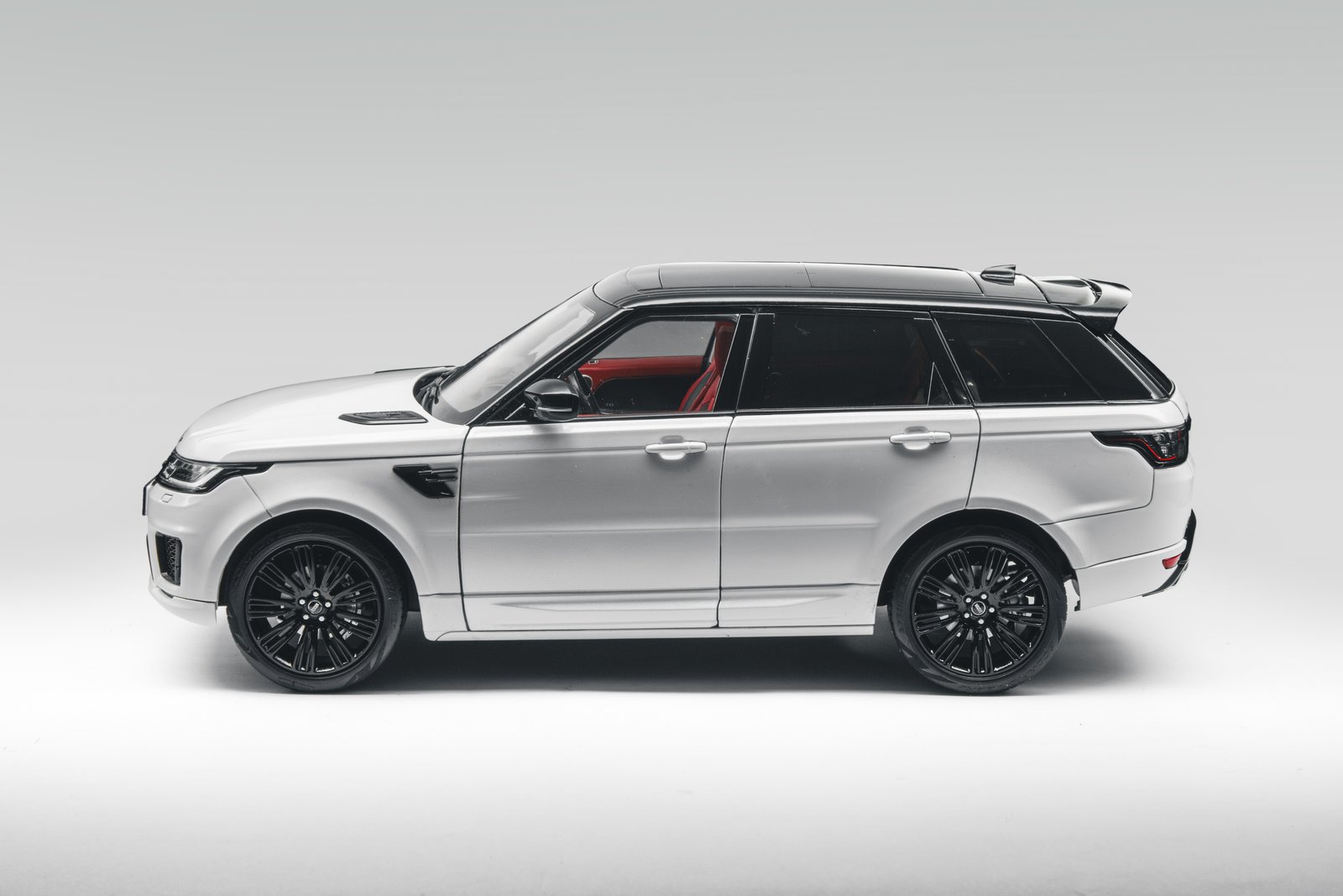 Range Rover Sport 1:18 – Metallic White საკოლექციო მოდელი view 3