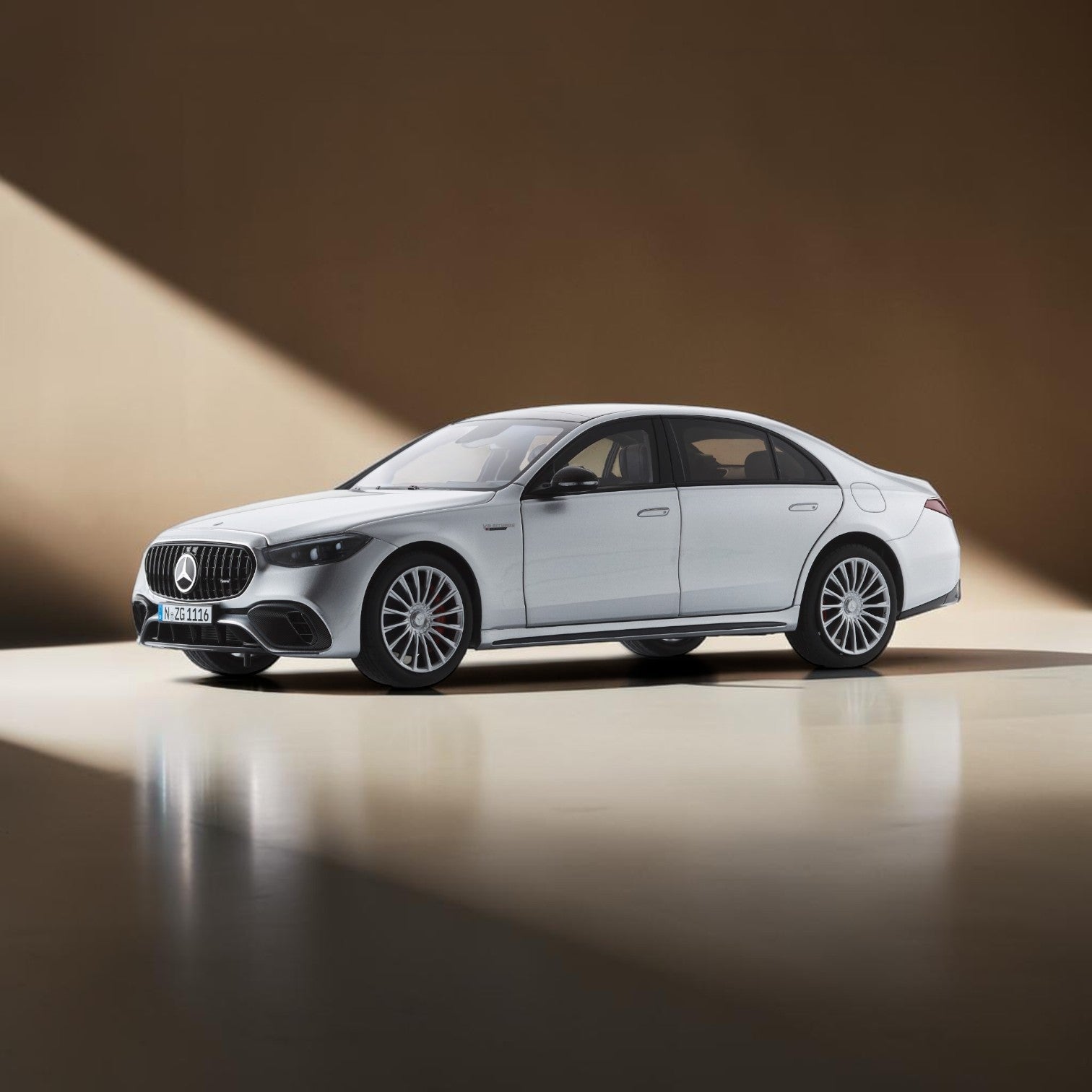 მერსედეს-AMG S 63e – საკოლექციო მოდელი ხედი 1